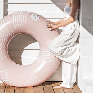 Curves Oversized Pool Tube | &SUNDAY designer luxe pool tube